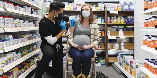 Pregnant women receives COVID-19 vaccine